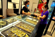 So sánh giá vàng hôm nay 26/1: Giá vàng 18K đảo chiều giảm gần 450.000 đồng/lượng