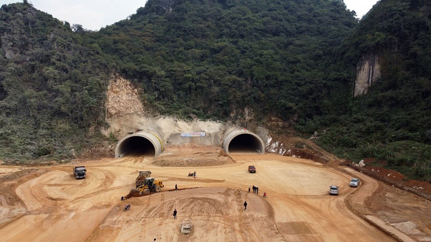 Thi công xuyên Tết toàn tuyến cao tốc Mai Sơn - quốc lộ 45 - Ảnh 2.