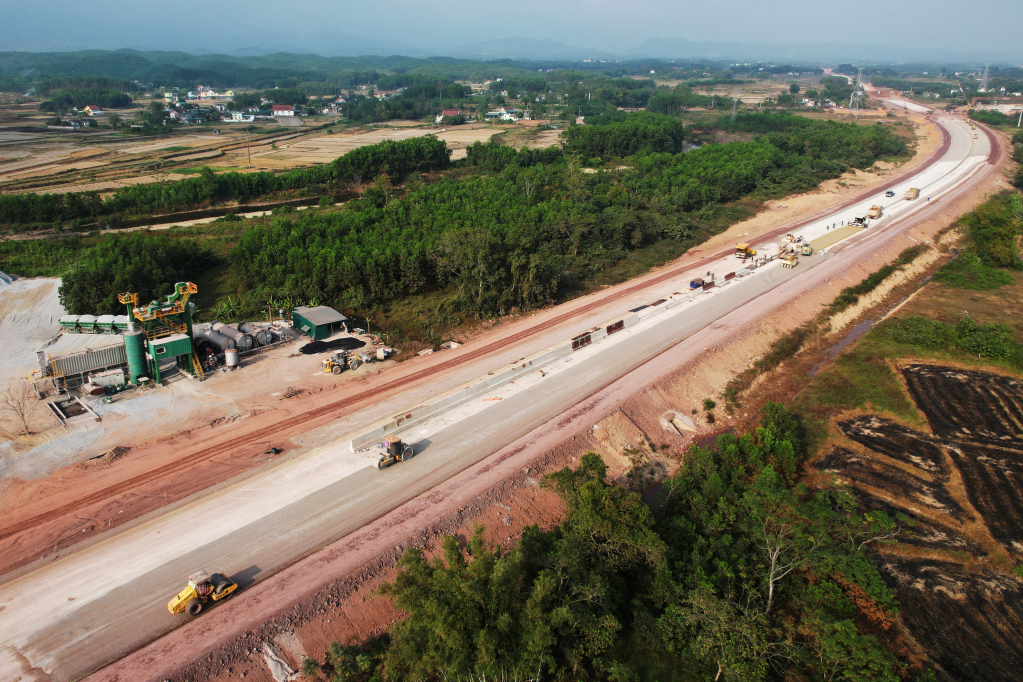 Cầu Tình Yêu hơn 2.100 tỷ đồng ở Quảng Ninh được đưa vào sử dụng - Ảnh 3. Cầu Tình Yêu hơn 2.100 tỷ đồng ở Quảng Ninh được đưa vào sử dụng - Ảnh 3.