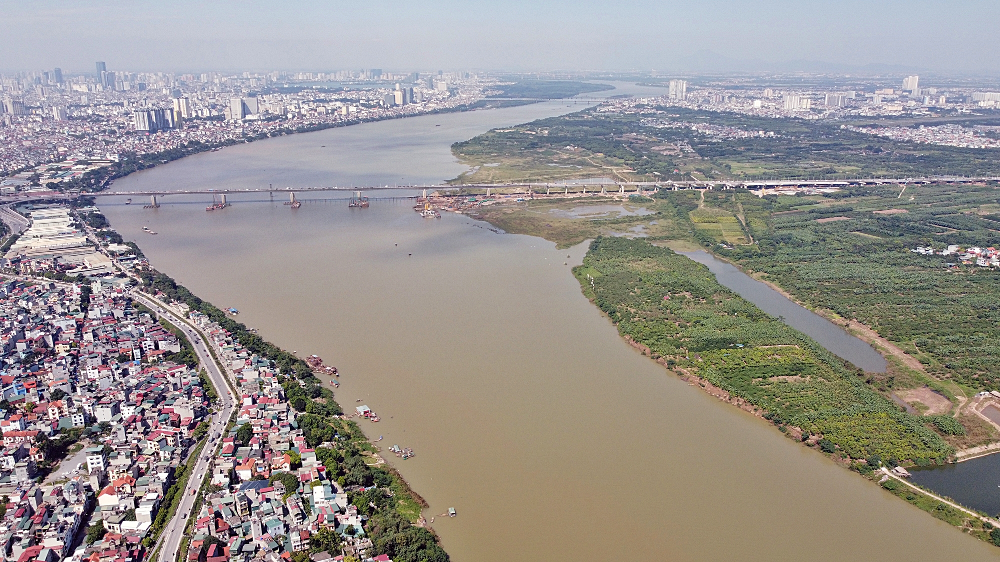 Sắp đến hẹn phê duyệt, vẫn chưa thống nhất giữ hay giải tỏa các khu dân cư trong quy hoạch sông Hồng? - Ảnh 1. Sắp đến hẹn phê duyệt, vẫn chưa thống nhất giữ hay giải tỏa các khu dân cư trong quy hoạch sông Hồng? - Ảnh 1.