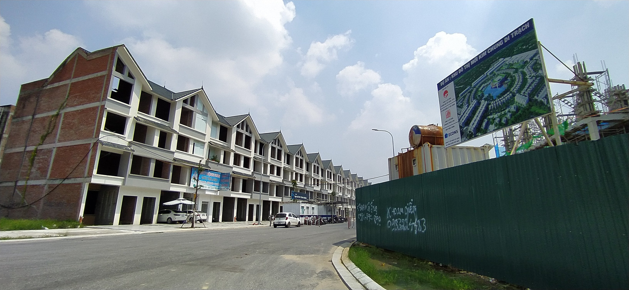 Tăng cường kiểm soát sàn giao dịch, môi giới bất động sản gây nhiễu loạn thị trường - Ảnh 1. Tăng cường kiểm soát sàn giao dịch, môi giới bất động sản gây nhiễu loạn thị trường - Ảnh 1.