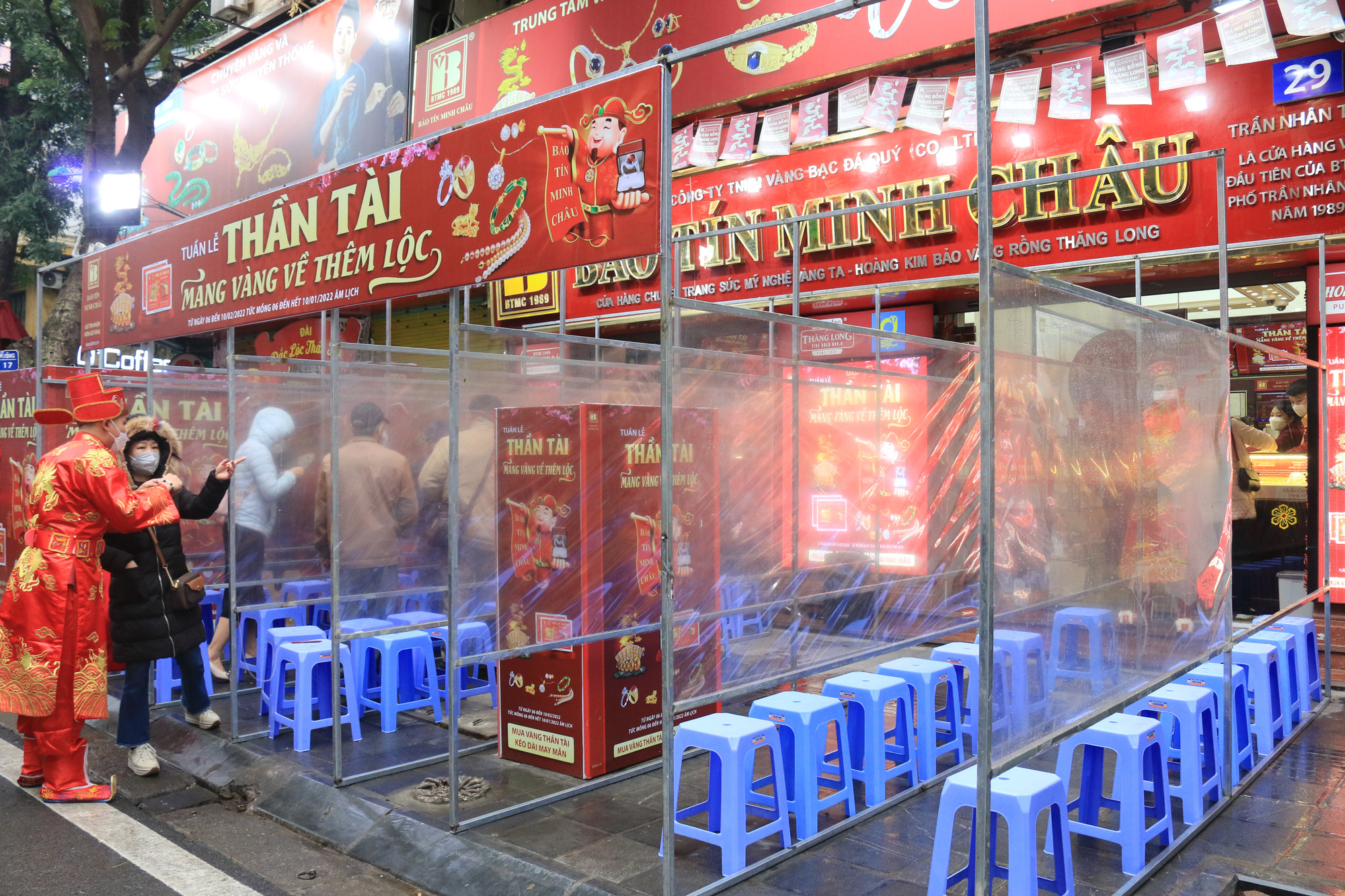 Giá vàng liên tục tăng ngày vía Thần Tài, phố 'vàng' kém sôi động - Ảnh 3. Giá vàng liên tục tăng ngày vía Thần Tài, phố 'vàng' kém sôi động - Ảnh 3.