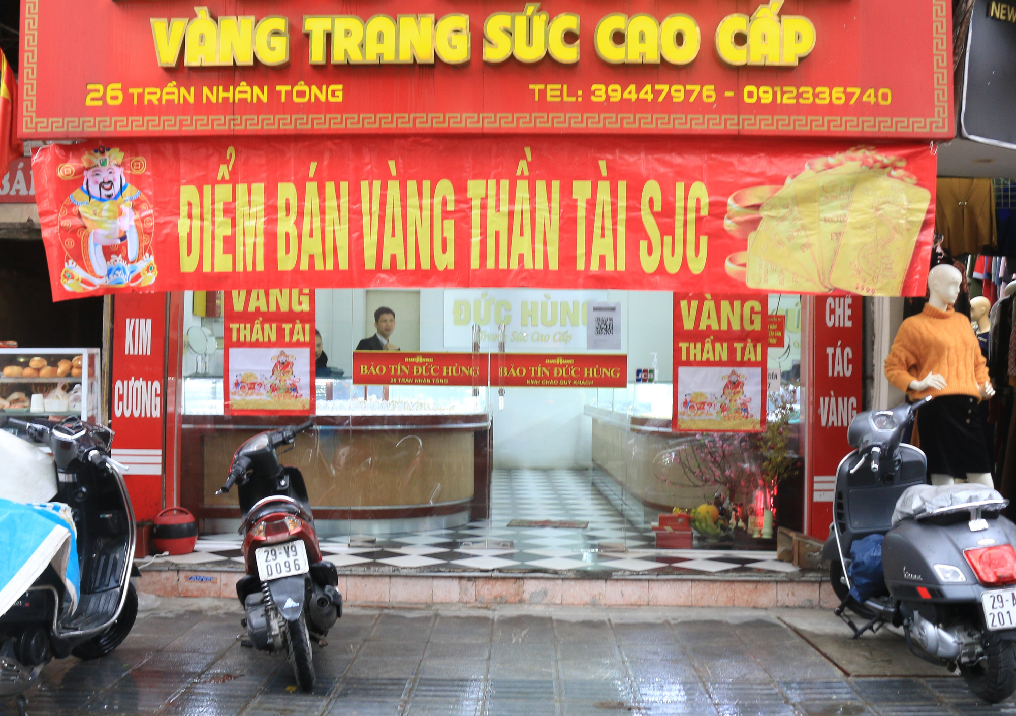 Giá vàng liên tục tăng ngày vía Thần Tài, phố 'vàng' kém sôi động - Ảnh 12. Giá vàng liên tục tăng ngày vía Thần Tài, phố 'vàng' kém sôi động - Ảnh 12.