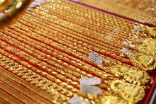 So sánh giá vàng hôm nay 12/2: Vàng trong nước đảo chiều tăng mạnh vào phiên cuối tuần