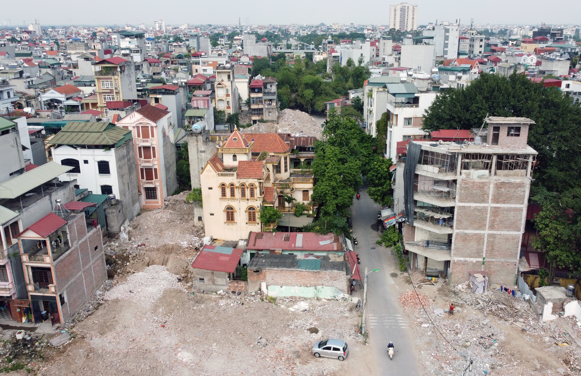 Hai tuyến đường rộng 40 m, trị giá ngàn tỷ đồng ở quận Long Biên chậm tiến độ - Ảnh 16. Hai tuyến đường rộng 40 m, trị giá ngàn tỷ đồng ở quận Long Biên chậm tiến độ - Ảnh 16.