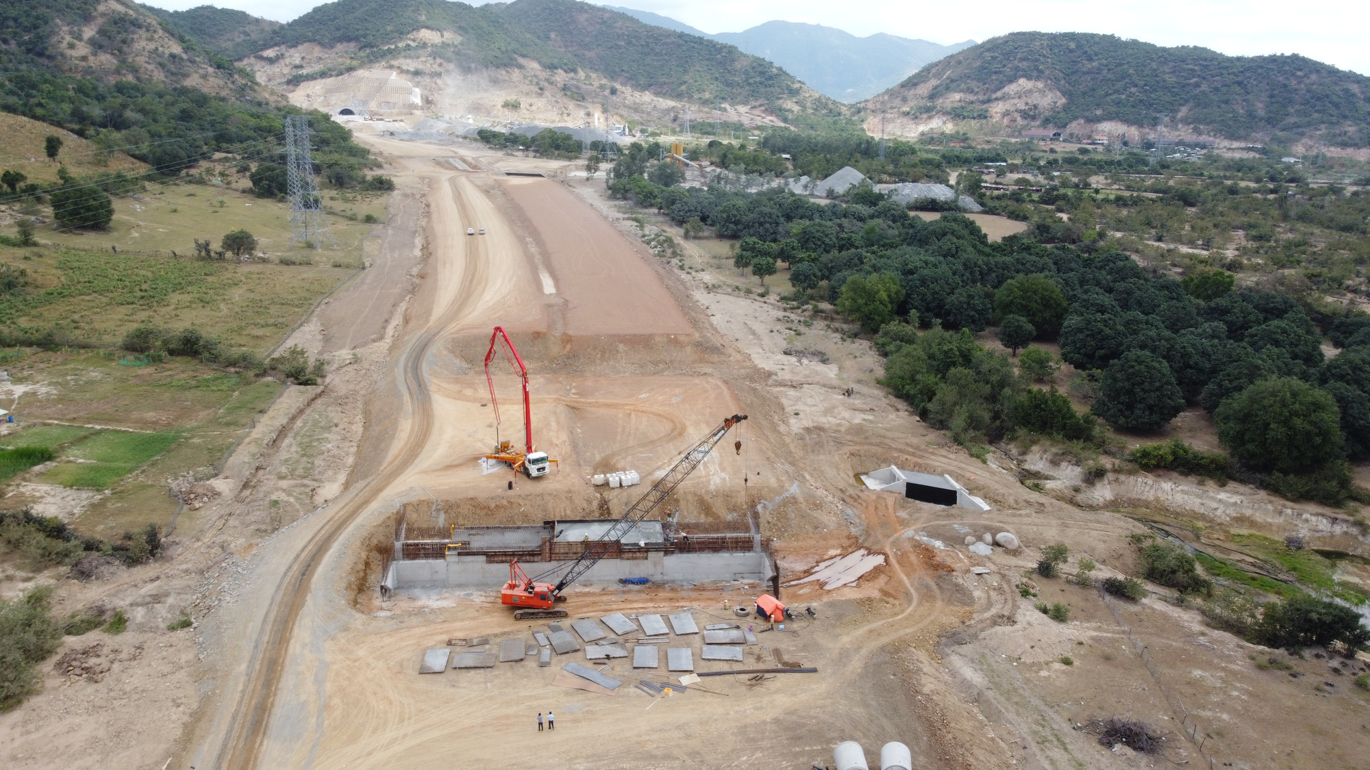 Hoàn thành ba đoạn cao tốc Bắc Nam dài 361 km trong năm 2022 - Ảnh 3. Hoàn thành ba đoạn cao tốc Bắc Nam dài 361 km trong năm 2022 - Ảnh 3.