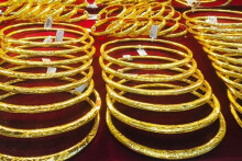 So sánh giá vàng hôm nay 18/2: SJC tiếp tục tăng thêm 350.000 đồng/lượng
