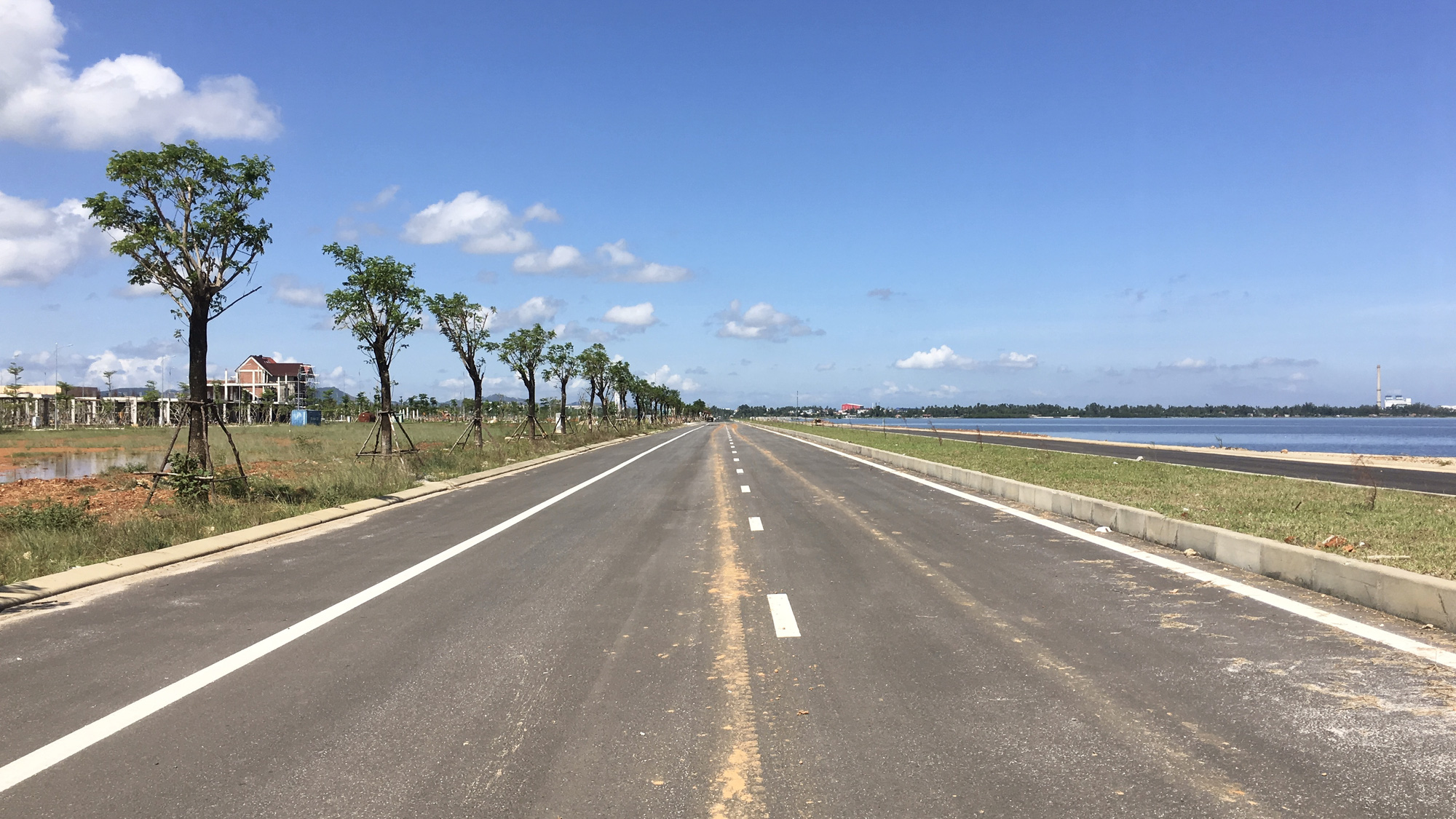 Địa phương này ở Quảng Nam quy hoạch loạt khu đô thị, phi thuế quan hàng nghìn ha, sẽ có cảng loại 1 quốc gia, sân bay quốc tế - Ảnh 2. Địa phương này ở Quảng Nam quy hoạch loạt khu đô thị, phi thuế quan hàng nghìn ha, sẽ có cảng loại 1 quốc gia, sân bay quốc tế - Ảnh 2.