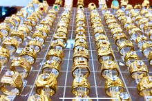 So sánh giá vàng hôm nay 23/2: Vàng trong nước đảo chiều giảm 10.000 - 200.000 đồng/lượng