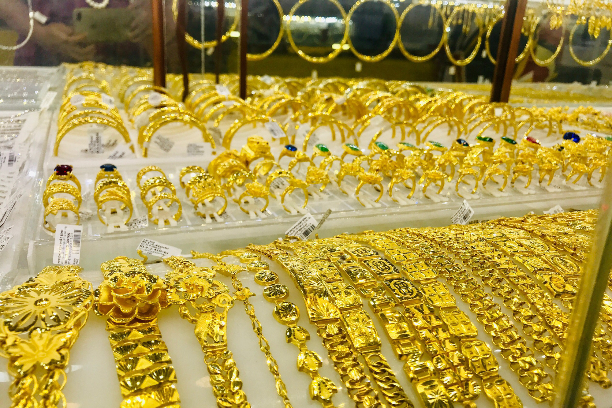 Giá vàng hôm nay 9/2: Điều chỉnh từ 50.000 đồng/lượng đến 200.000 đồng/lượng - Ảnh 2. Giá vàng hôm nay 9/2: Điều chỉnh từ 50.000 đồng/lượng đến 200.000 đồng/lượng - Ảnh 2.