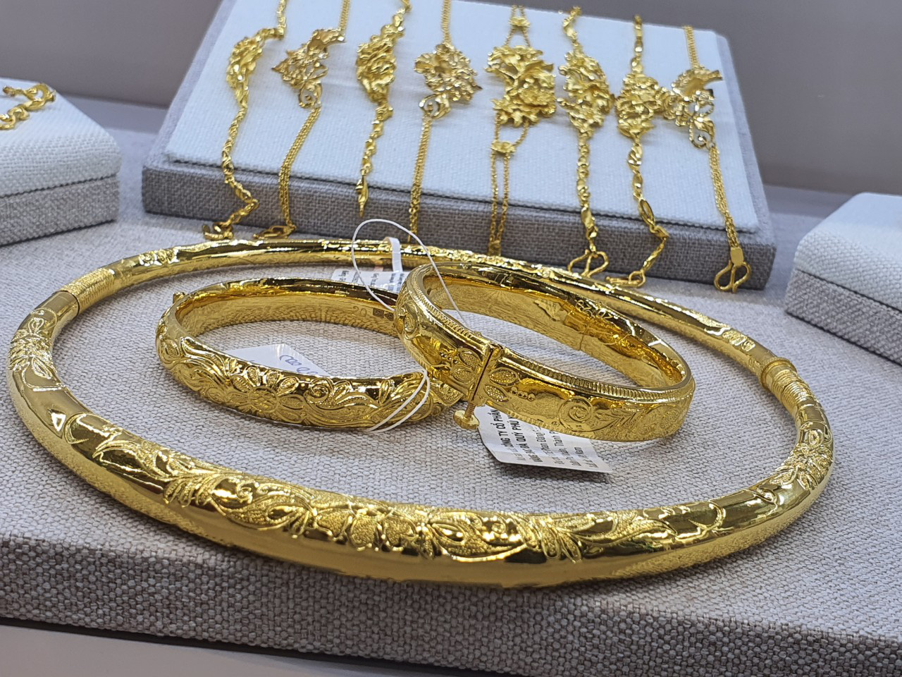 Giá vàng hôm nay 10/2: Điều chỉnh tăng 100.000 - 550.000 đồng/lượng trong phiên sáng ngày vía Thần Tài - Ảnh 2. Giá vàng hôm nay 10/2: Điều chỉnh tăng 100.000 - 550.000 đồng/lượng trong phiên sáng ngày vía Thần Tài - Ảnh 2.