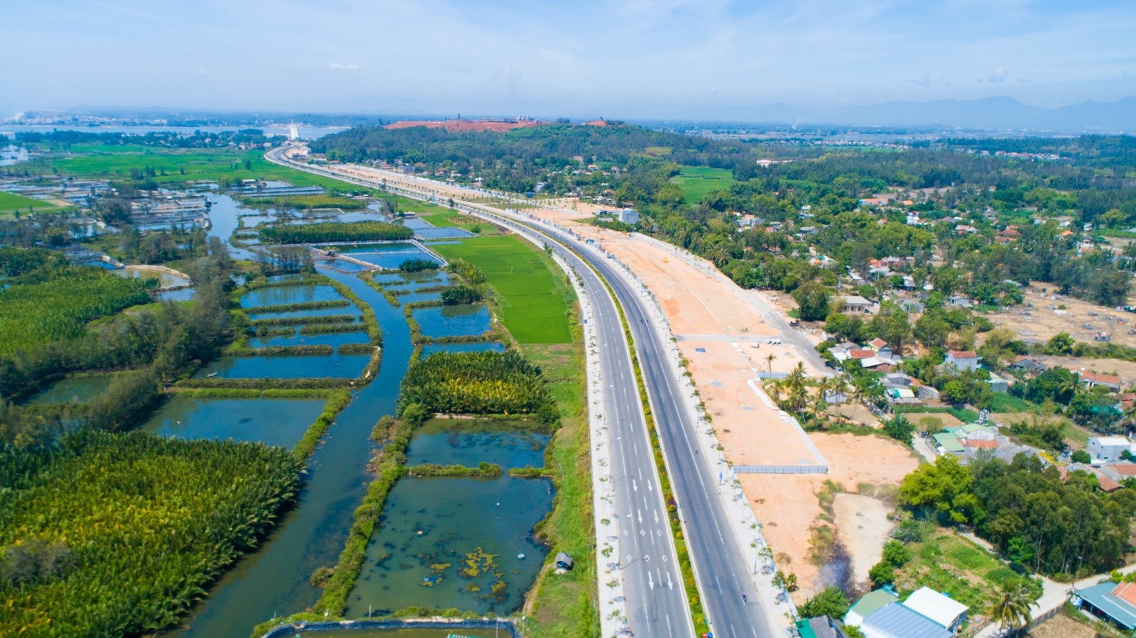 Quảng Ngãi đầu tư 900 tỷ làm đường ven biển Dung Quất - Sa Huỳnh - Ảnh 1. Quảng Ngãi đầu tư 900 tỷ làm đường ven biển Dung Quất - Sa Huỳnh - Ảnh 1.