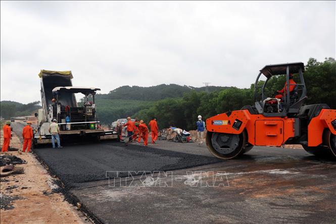 Cao tốc Cam Lộ - La Sơn sẽ xong vào tháng 9, kết nối hai cao tốc lớn, hình thành hệ thống dài hàng trăm km ở miền Trung - Ảnh 1. Cao tốc Cam Lộ - La Sơn sẽ xong vào tháng 9, kết nối hai cao tốc lớn, hình thành hệ thống dài hàng trăm km ở miền Trung - Ảnh 1.