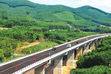 Cao tốc Cam Lộ - La Sơn sẽ xong vào tháng 9, kết nối hai cao tốc lớn, hình thành hệ thống dài hàng trăm km ở miền Trung