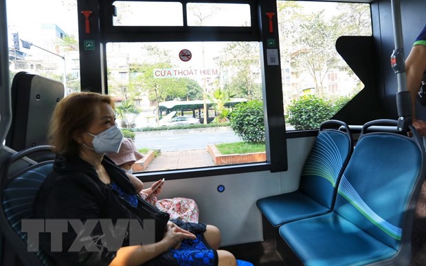 Hình ảnh các tuyến xe buýt điện ở Hà Nội vận hành ổn định - Ảnh 1.