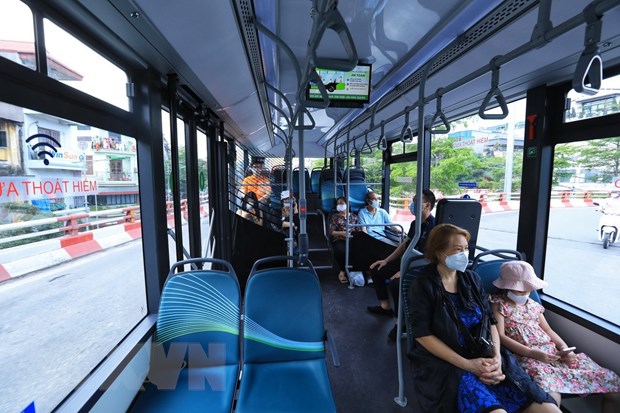 Hình ảnh các tuyến xe buýt điện ở Hà Nội vận hành ổn định - Ảnh 12.