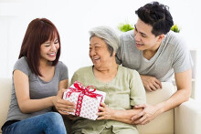 Quà 8/3 tặng mẹ chồng, mẹ chồng tương lai