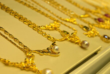 So sánh giá vàng hôm nay 3/3: Vàng 24K và 18K quay đầu giảm 30.000 - 200.000 đồng/lượng