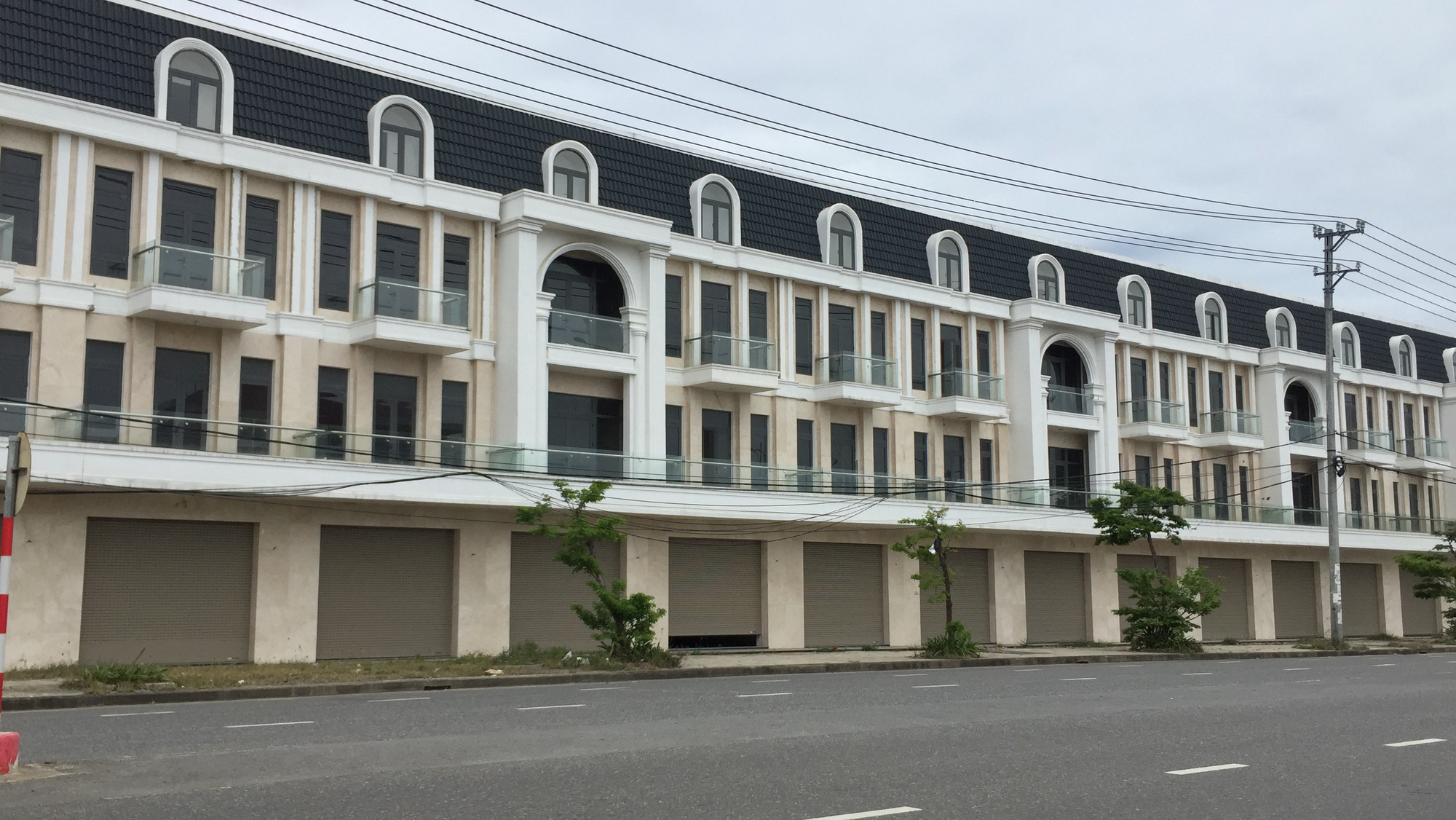 Shophouse ở Đà Nẵng để cỏ dại mọc um tùm, bán lỗ tiền tỷ nhưng ế ẩm - Ảnh 2. Shophouse ở Đà Nẵng để cỏ dại mọc um tùm, bán lỗ tiền tỷ nhưng ế ẩm - Ảnh 2.