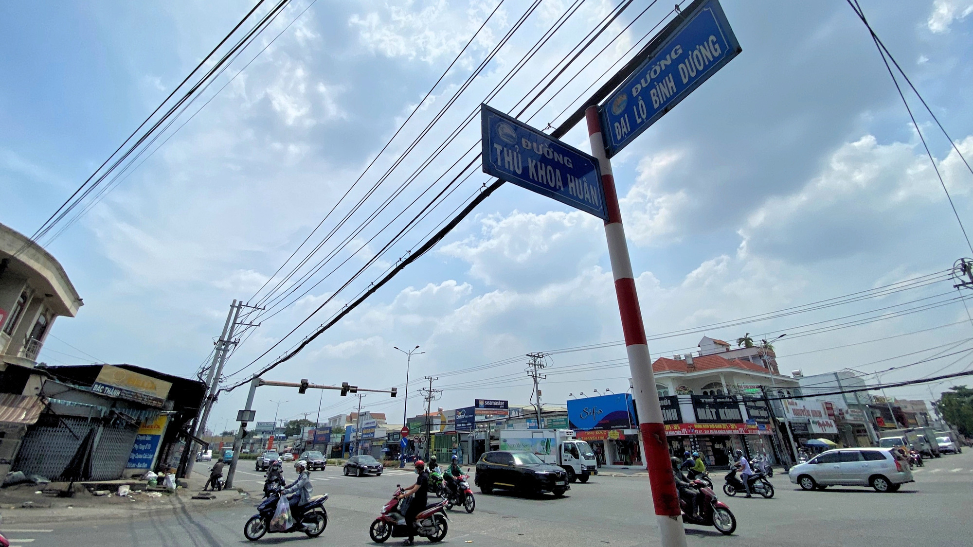 Cận cảnh Quốc lộ 13 sắp mở rộng lên 8 làn xe tại Bình Dương - Ảnh 11. Cận cảnh Quốc lộ 13 sắp mở rộng lên 8 làn xe tại Bình Dương - Ảnh 11.