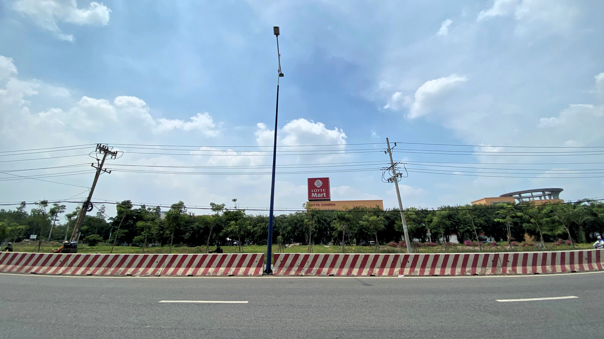 Cận cảnh Quốc lộ 13 sắp mở rộng lên 8 làn xe tại Bình Dương - Ảnh 6. Cận cảnh Quốc lộ 13 sắp mở rộng lên 8 làn xe tại Bình Dương - Ảnh 6.