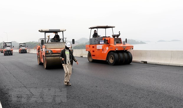 Tăng tốc thi công, hoàn thành cao tốc Vân Đồn-Móng Cái vào ngày 30/4 - Ảnh 1. Tăng tốc thi công, hoàn thành cao tốc Vân Đồn-Móng Cái vào ngày 30/4 - Ảnh 1.