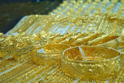 So sánh giá vàng hôm nay 9/3: Vàng 18K bất ngờ bật tăng hơn 1 triệu đồng/lượng