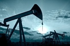 Giá xăng dầu hôm nay 23/4: Giá dầu giảm trở lại hơn 2%