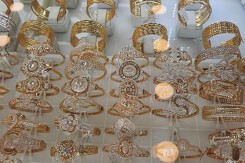 So sánh giá vàng hôm nay 25/4: Giảm phiên đầu tuần, SJC dao động quanh mức 70 triệu đồng/lượng