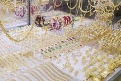 So sánh giá vàng hôm nay 4/5: Vàng SJC mất mốc 70 triệu đồng/lượng