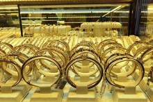 So sánh giá vàng hôm nay 1/4: Vàng SJC đảo chiều tăng gần 450.000 đồng/lượng phiên đầu tháng mới
