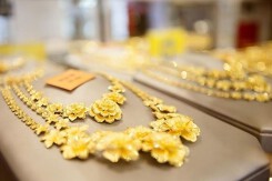 So sánh giá vàng hôm nay 11/4: Vàng SJC giảm nhẹ 10.000 - 100.000 đồng/lượng tại một vài nơi