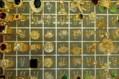 So sánh giá vàng hôm nay 14/4: Vàng SJC bất ngờ giảm 100.000 - 300.000 đồng/lượng