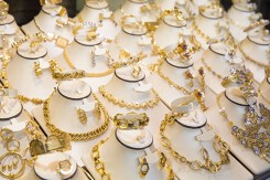 So sánh giá vàng hôm nay 2/4: Vàng SJC tăng thêm 20.000 - 250.000 đồng/lượng vào phiên cuối tuần