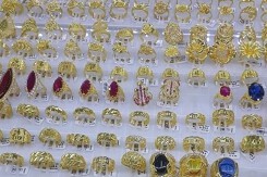 So sánh giá vàng hôm nay 21/4: Vàng trong nước đảo chiều, SJC tăng tới 400.000 đồng/lượng
