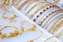 So sánh giá vàng hôm nay 23/4: Cuối tuần, vàng trong nước giảm trở lại 50.000 - 250.000 đồng/lượng