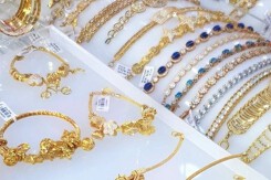 So sánh giá vàng hôm nay 23/4: Cuối tuần, vàng trong nước giảm trở lại 50.000 - 250.000 đồng/lượng