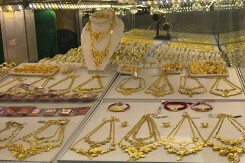 So sánh giá vàng hôm nay 28/4: Vàng SJC về dưới 70 triệu đồng/lượng