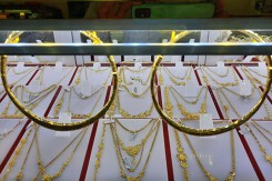 So sánh giá vàng hôm nay 29/4: Vàng trong nước tăng trở lại 100.000 - 500.000 đồng/lượng