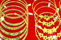 So sánh giá vàng hôm nay 5/5: Vàng trong nước đảo chiều, SJC lại lên 70 triệu đồng/lượng