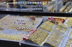 So sánh giá vàng hôm nay 7/4: Vàng trong nước tăng giảm trái chiều khoảng 10.000 - 200.000 đồng/lượng