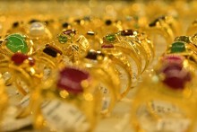 So sánh giá vàng hôm nay 7/5: SJC quay đầu tăng 400.000 đồng/lượng phiên cuối tuần