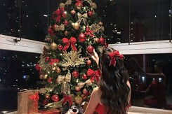10 cách tạo dáng chụp hình với cây thông Noel cho nam, nữ đẹp nhất 2022
