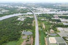 Hình hài cao tốc Bến Lức - Long Thành đoạn qua huyện Bình Chánh đang xây dựng