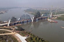 Ngắm cầu vượt sông Đuống với vòm thép cao nhất Việt Nam đã hợp long ở Bắc Ninh