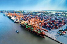 Ngành cảng biển Việt Nam dự báo khởi sắc nhờ giảm cước vận tải và tình trạng ùn tắc tại các cảng lớn