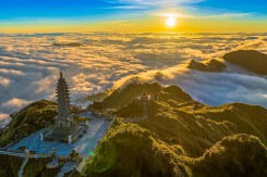 Mùa mây Fansipan khiến du khách ngất ngây không muốn rời
