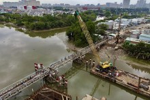 Dỡ cầu sắt 50 năm tuổi phía nam TP HCM để xây mới