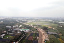 Toàn cảnh đường Đức Thượng - Song Phương rộng 40 m đang xây dựng ở Hoài Đức