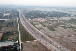 Toàn cảnh đường trục Bắc - Nam KĐT Quốc Oai kéo dài rộng 42 m sắp thông xe
